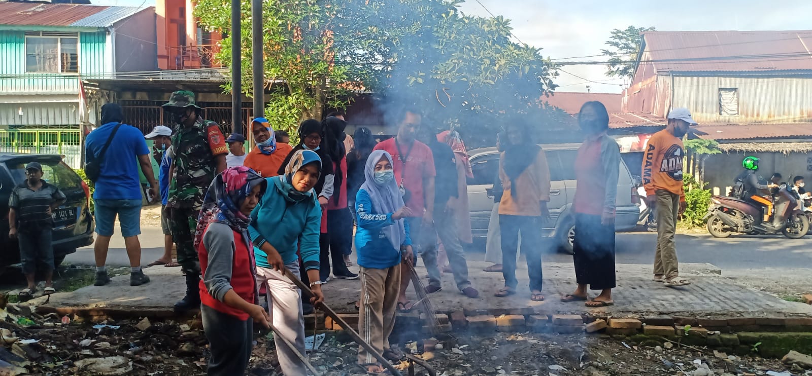 Gambar Wujudkan Lingkungan Bersih, Lurah Bara Baraya Utara Ajak Warga Gotog Royong